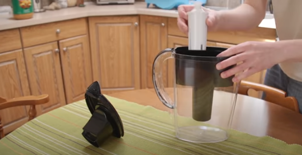 Changing the water filter pitcher